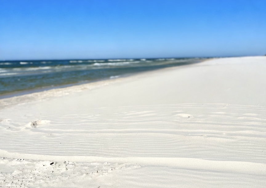 Upalny dzień nad morzem w Lubiatowie na piaszczystej plaży